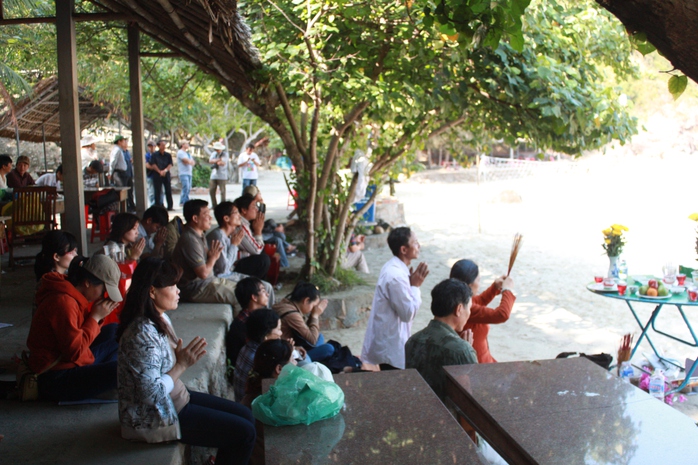 Nhiều người lập bàn thờ trên bãi biển cầu nguyện tìm được xác nạn nhân Phước và Hoàng