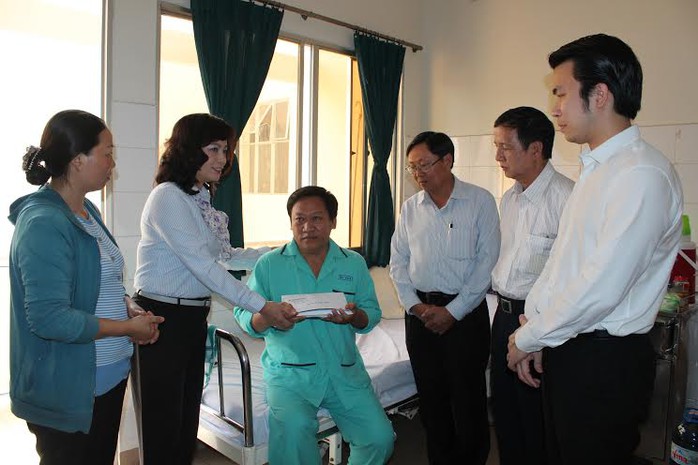 Đại diện CĐ Tổng Công ty Du lịch Sài Gòn, hỗ trợ công nhân bị bệnh tim theo chương trình “Trái tim nghĩa tình” năm 2013