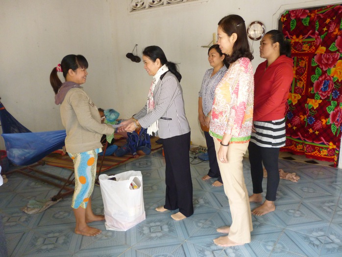 Lãnh đạo  LĐLĐ huyện Củ Chi  tặng quà Tết cho gia đình chị Nguyễn Thị Đen, CN Công ty Công ty Excel Kind