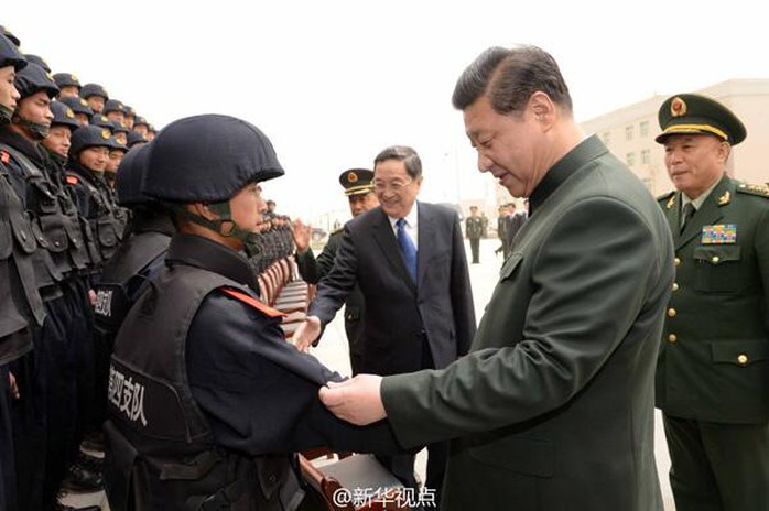Chủ tịch Trung Quốc Tập Cận Bình thăm hỏi lực lượng cảnh sát ở Tân Cương. Ảnh: Twitter