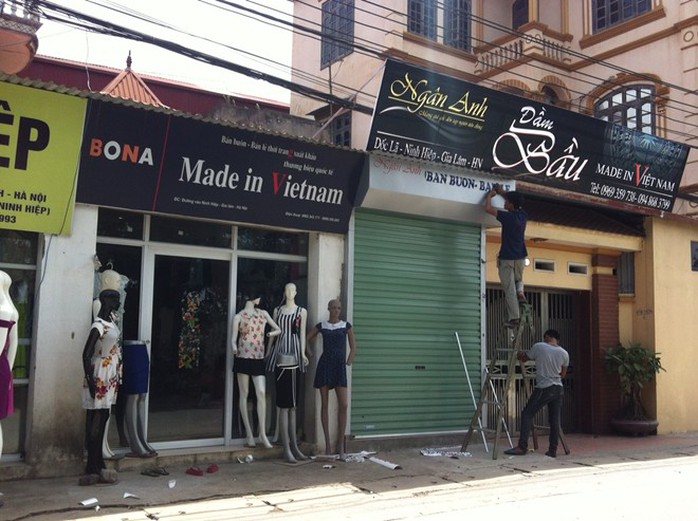 Các cửa hàng đua nhau trưng biển “Made in Việt Nam” trên dải đường dẫn vào trung tâm chợ Ninh Hiệp. Ảnh: Diệp Sa. Các cửa hàng đua nhau trưng biển “Made in Việt Nam” trên dải đường dẫn vào trung tâm chợ Ninh Hiệp. Ảnh: Diệp Sa.