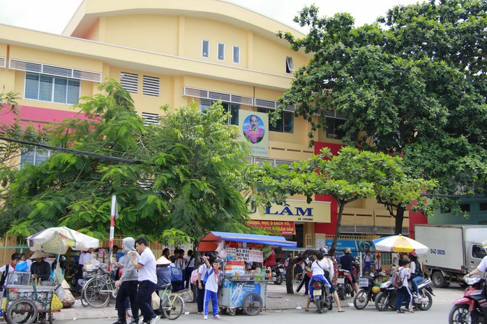 Nhiều trường học bị bao v&acirc;y bởi đủ loại tiếng ồn từ h&agrave;ng qu&aacute;n, xe cộ...&nbsp;Ảnh: HO&Agrave;NG TRIỀU