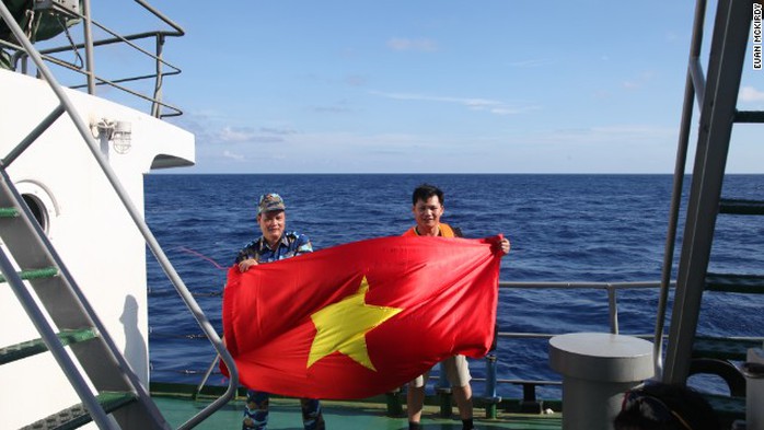 Tình yêu nước của một chiến sĩ Cảnh sát Biển và một phóng viên Việt Nam   