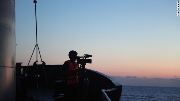 Một phóng viên quay phim từ mũi tàu 8003   
