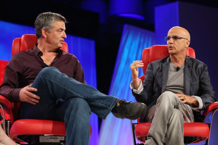 Đồng sáng lập Beats Audio Jimmy Iovine (phải) và Phó chủ tịch cấp cao Eddy Cue của Apple trao đồi tại Diễn đàn Code. Ảnh Recode.