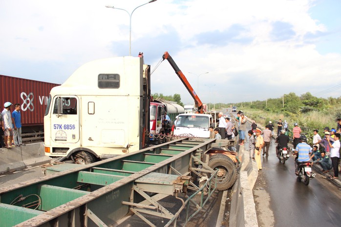 Chiếc xe container nằm chắn ngang làn đường ô tô trên cầu Phú Mỹ.