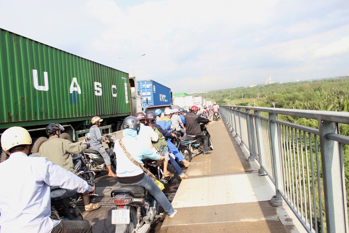 Xe máy nối đuôi nhau trên cầu Phú Mỹ