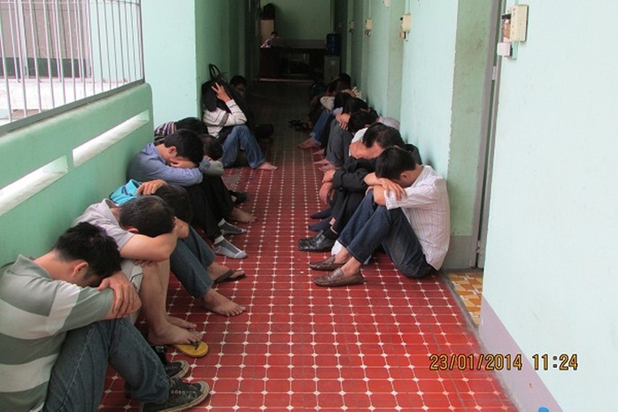 Những con bạc trong quán cà phê Viễn Xưa ở số 1A Nguyễn Duy, phường 3, quận Bình Thạnh – TP HCM, bị bắt về trụ sở công an.