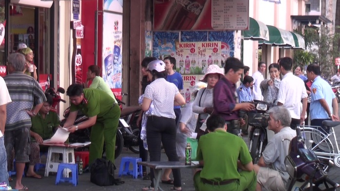 Công an đang lấy lời khai những người dân tại khu chung cư sau khi vụ giết người xảy ra vào sáng 23-3.