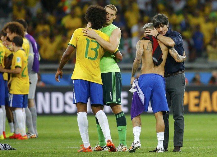 HLV Joachim Loew và thủ môn Neuer an ủi các cầu thủ Brazil