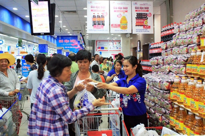 Khách hàng mua sắm tại siêu thị Co.op mart