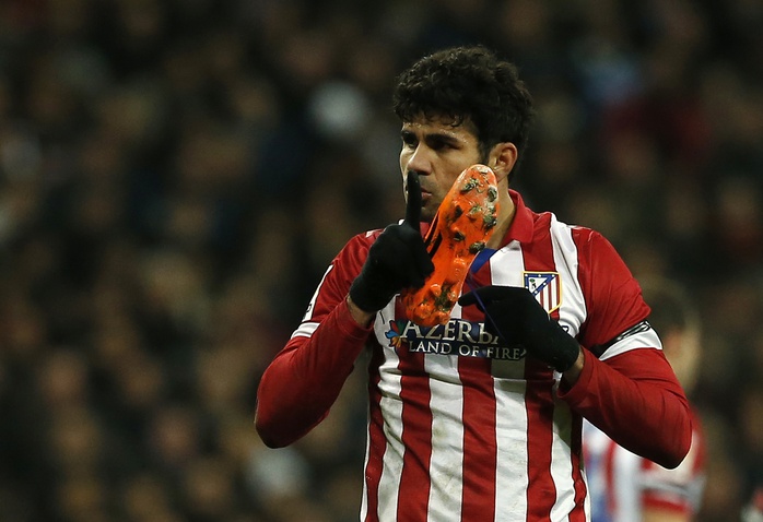 Diego Costa bị đạp văng giày