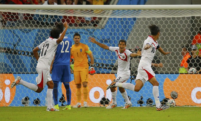 Đội trưởng Bryan Ruiz vui mừng sau khi mở tỉ số cho Costa Rica