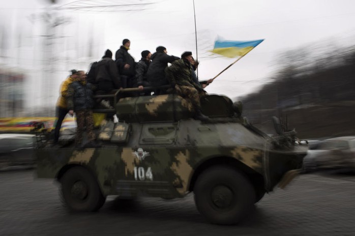 Người biểu tình thân châu Âu lái xe bọc thép ở Kiev. Ảnh: AP