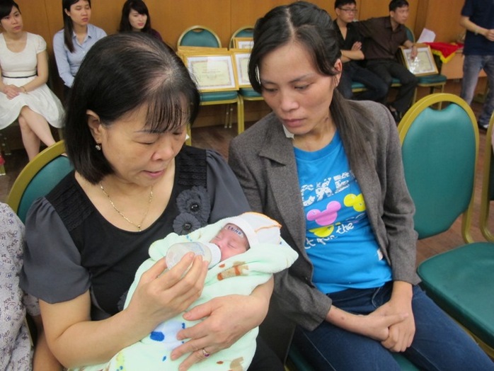 Bệnh nhân Bùi Thị Lan Hương (phải) và con ngày 23-4