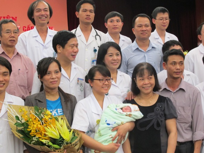 Mẹ con sản phụ Hương cùng các y bác sĩ và cán bộ y tế BV Bạch Mai ngày xuất viện