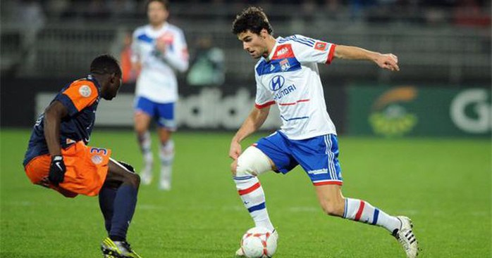 Tiền đạo Yoann Gourcuff (phải) của Lyon