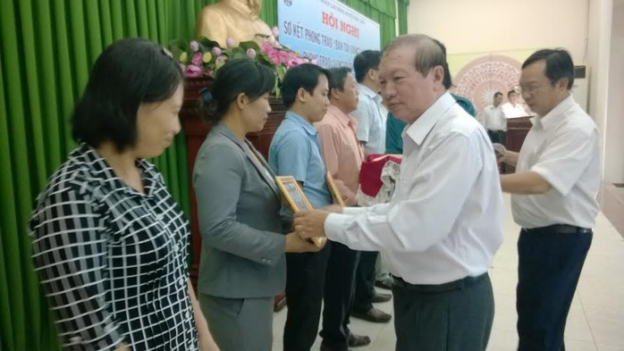 Ông Nguyễn Việt Cường, Phó cChủ tịch LĐLĐ TP HCM trao bằng khen cho các đơn vị xuất sắc