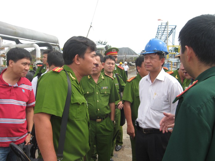 Cơ quan chức năng trao đổi với đại diện Công ty Cổ phần Vận tải hóa dầu VP -  là chủ quản tàu ASPHALT 2