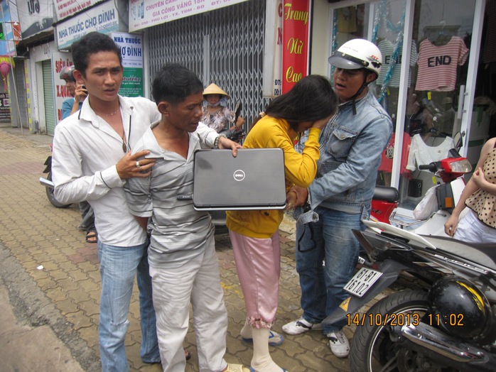 2 đối tượng cướp laptop (giữa) vào ngày 14-10-2013, bị 