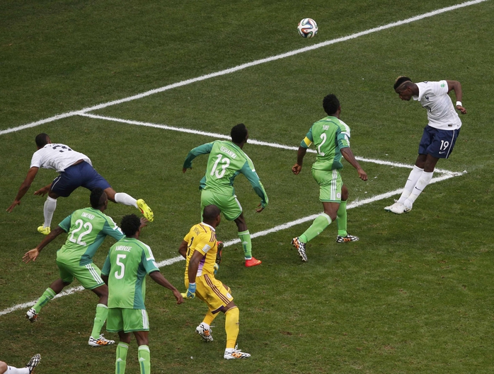 Nigeria (áo xanh) trong trận thua Pháp ở vòng 1/8