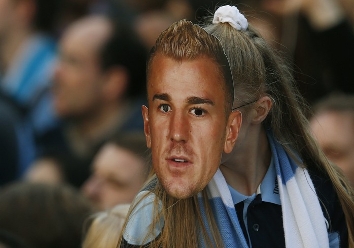 Một fan nữ với chiếc mặt nạ hình thủ môn Joe Hart