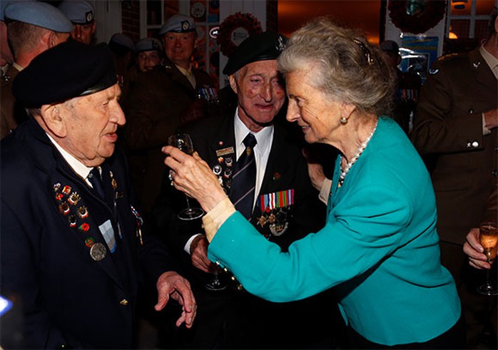 Bà Arlette Gondree, chủ tiệm cà phê trên cầu Pegasus tổ chức tiệc mừng thường niên với các cựu binh Anh ở Benouville (Pháp) hôm 5-6 nhân sự kiện D-Day. Ảnh: Reuters