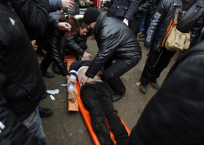 Các nhân viên y tế đang chữa trị người biểu tình bị thương.Ảnh: AP