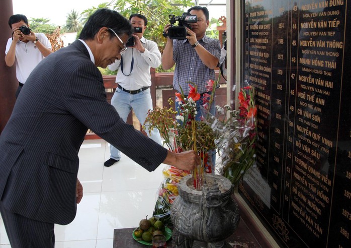 Đại sứ Nhật Bản Hiroshi Fukada thắp hương tưởng niệm 55 nạn nhân trong vụ sập nhịp dẫn cầu Cần Thơ vào năm 2007. Ảnh: Giả Vinh