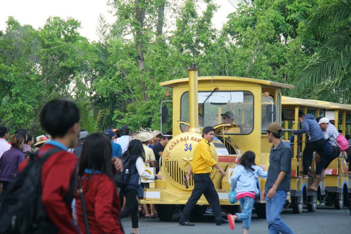 Tranh giành để kiếm chỗ ngồi trên xe - Ảnh: Xuân An

 