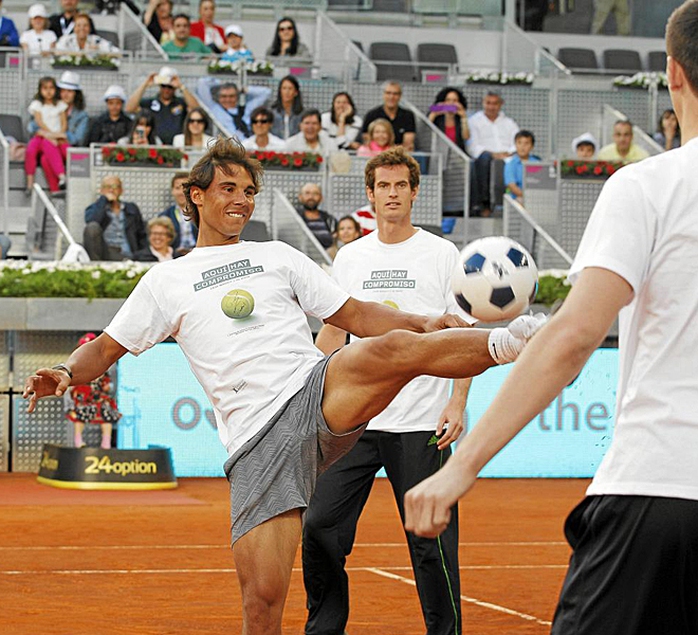 Nadal trổ tài tâng bóng