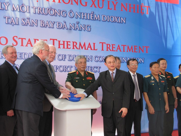 Đại diện Bộ Quốc phòng và Chính phủ Hoa Kỳ nhấn nút khởi động hệ thống xử lý nhiệt dioxin tại khu vực sân bay Đà Nẵng