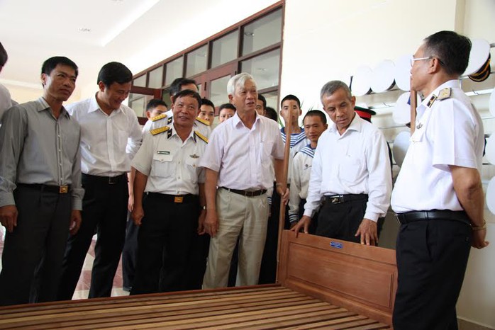 Chủ tịch Tổng LĐLĐ Việt Nam Đặng Ngọc Tùng (thứ hai từ phải sang), kiểm tra chất lượng giường