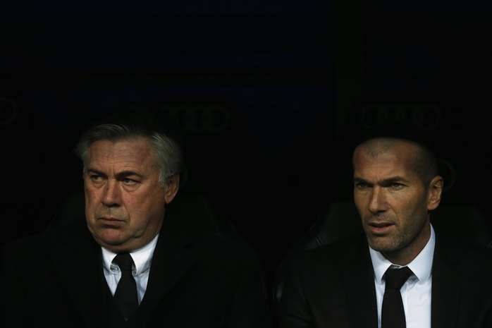 HLV Ancelotti và trợ lý Zidane lo lắng cho các cầu thủ của mình