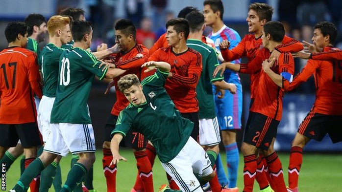 Các cầu thủ U20 Mexico (áo xanh) và U20 Bắc Ireland đánh nhau kinh hoàng