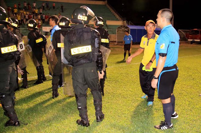 Cảnh sát vào sân bảo vệ trọng tài