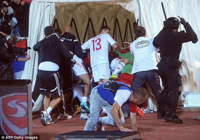Các cầu thủ Albania trốn nhanh vào đường hầm