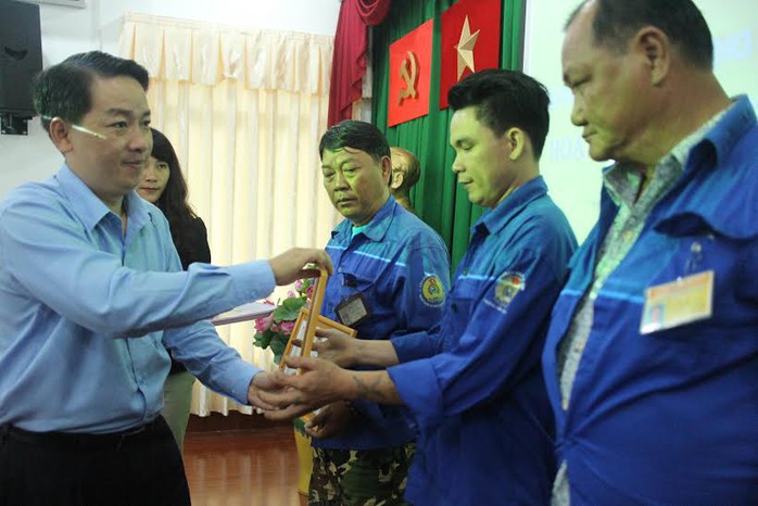 Ông Kiều Ngọc Vũ, Phó Chủ tịch LĐLĐ TP HCM, trao giấy khen cho các đoàn viên nghiệp đoàn xe ôm tham gia bắt cướp