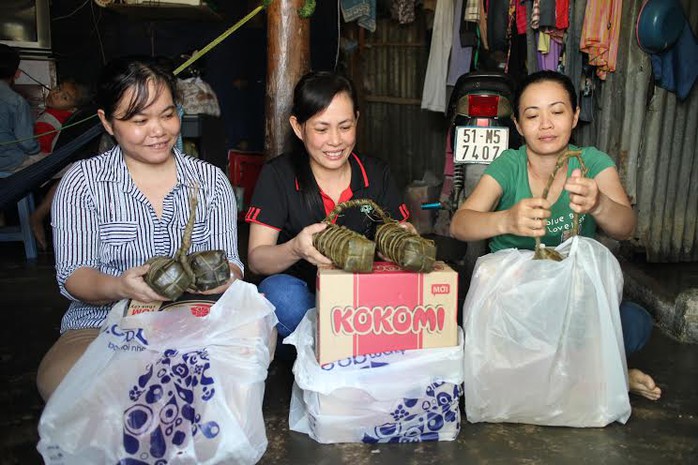 Công nhân Công ty CP Thực phẩm Thuận Phát vui mừng trước quà Tết do LĐLĐ quận Tân Bình, TP HCM, tặng