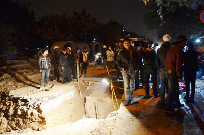 Quan tài còn nguyên vẹn được phát hiện nằm ngay giữa đường phố Thanh Nhàn ở độ sâu 3 m
