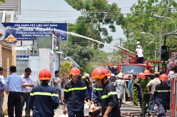 Lực lượng Cảnh sát PCCC đang phun nước dập lửa tại hện trường vào trưa 15-4, trên đường Đào Tông Nguyên, xã Phú Xuân, huyện Nhà Bè, TP HCM.