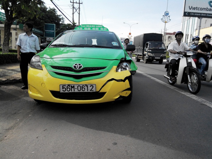 Tài xế Tân với đầu taxi vỡ khá nặng