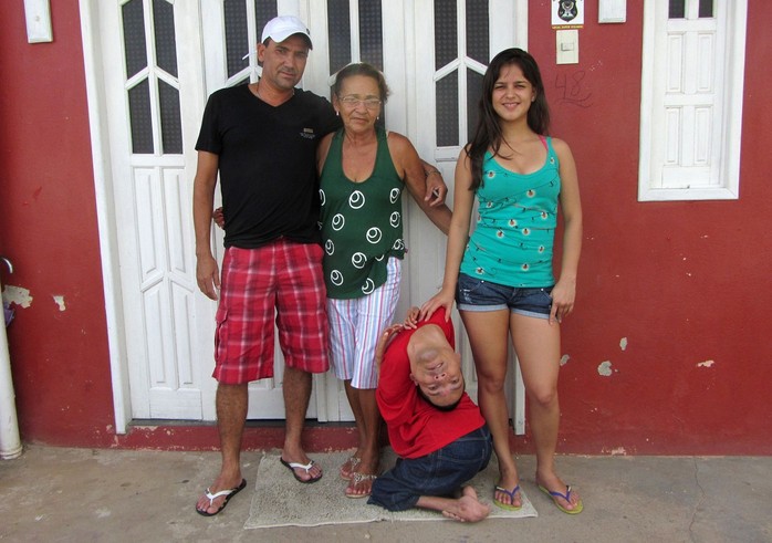 Anh Oliveira bên gia đình ở Monte Santo