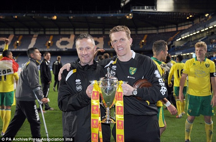Neil Adams (trái) cùng đội trẻ Norwich vô địch FA Young Cup

 
