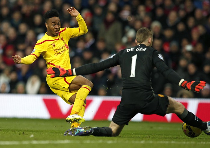 De Gea trong một pha cứu thua cho M.U trong trận thắng Liverpool ở vòng 15 Premier League