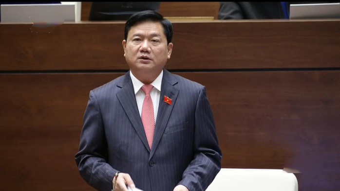 Bộ trưởng Bộ Giao thông Vận tải Đinh La Thăng trả lời chất vấn của đại biểu Quốc hội sáng 19-11. Ảnh chụp qua màn hình