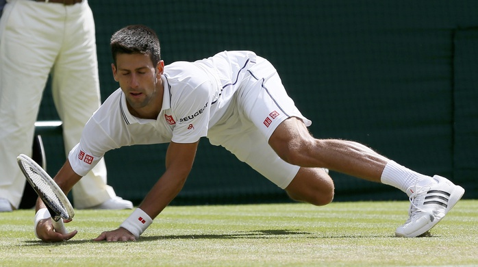 Djokovic vẫn rất đáng sợ, bị ngã nhưng vẫn đủ sức thắng Simon 3 ván trắng ở vòng 3