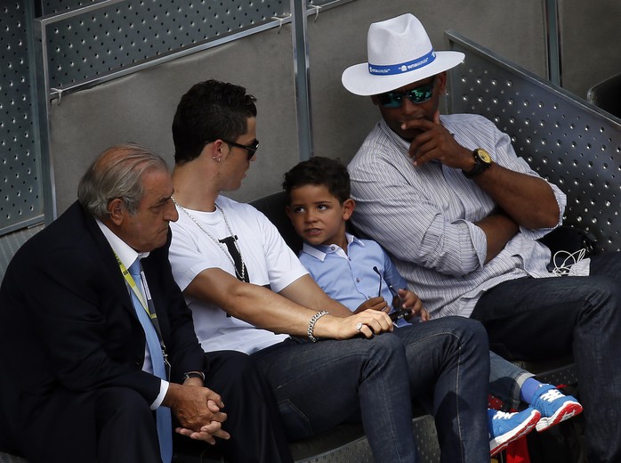 Ronaldo tranh thủ thời gian dưỡng thương đưa con trai đi xem giải Madrid Open