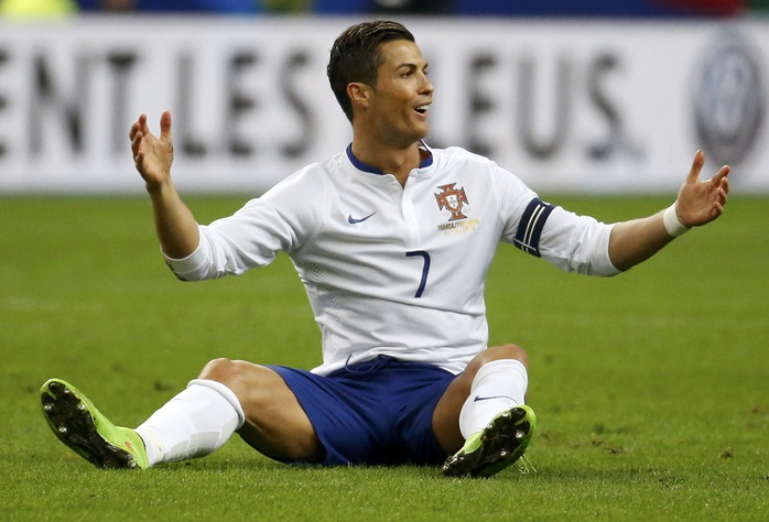 Ronaldo bị chấn thương đầu gối trong trận giao hữu với Pháp hôm 13-10