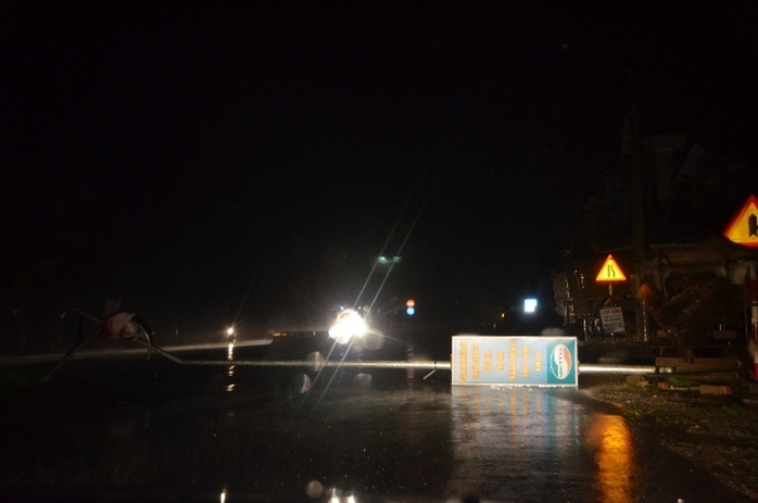 Gió bão quật đổ một cột đèn điện ở TP Hạ Long (Quảng Ninh)